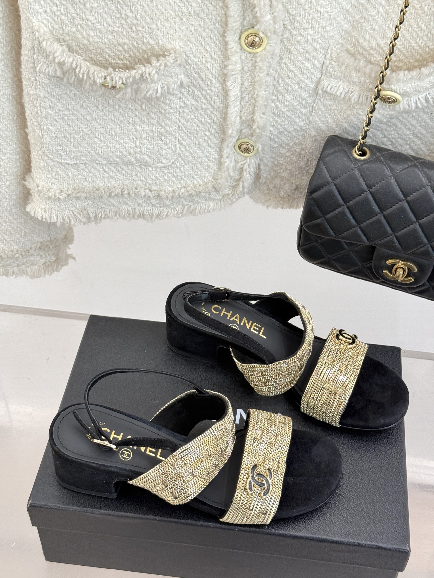 
CHANE*｜小香25。春夏新品 
双C链条⛓️度假风粗跟凉鞋 
今年香奶奶推出了全新夏日度假系列 
