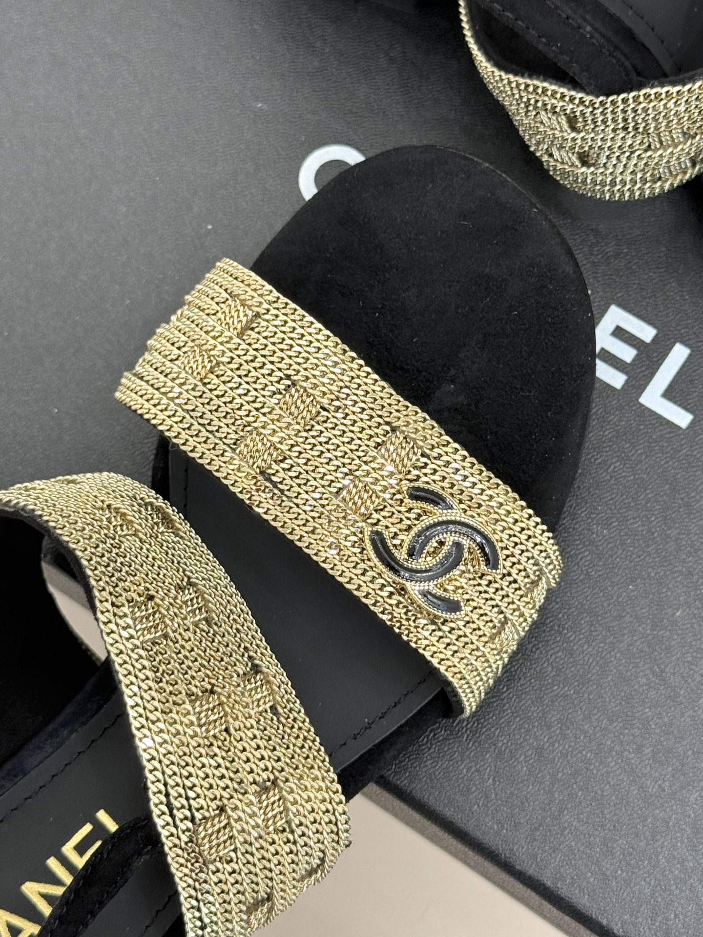 
CHANE*｜小香25。春夏新品 
双C链条⛓️度假风粗跟凉鞋 
今年香奶奶推出了全新夏日度假系列 
