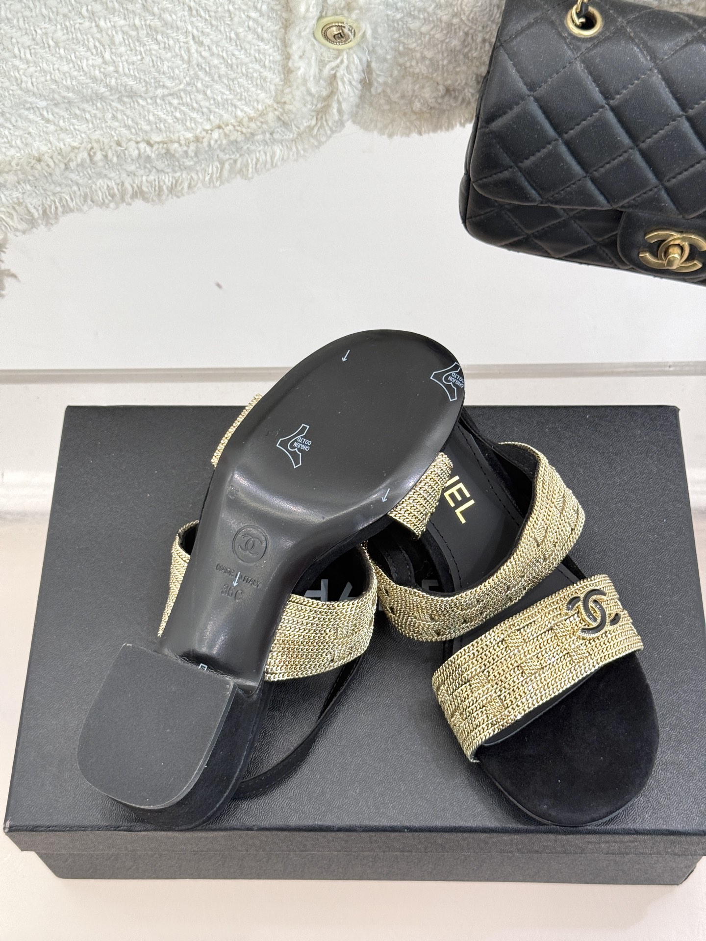 
CHANE*｜小香25。春夏新品 
双C链条⛓️度假风粗跟凉鞋 
今年香奶奶推出了全新夏日度假系列 

