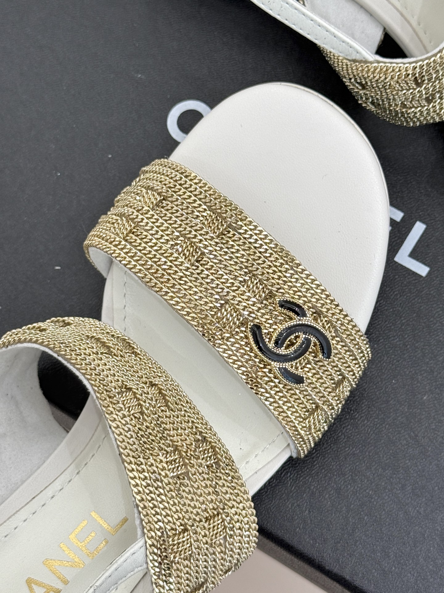 
CHANE*｜小香25。春夏新品 
双C链条⛓️度假风粗跟凉鞋 
今年香奶奶推出了全新夏日度假系列 

