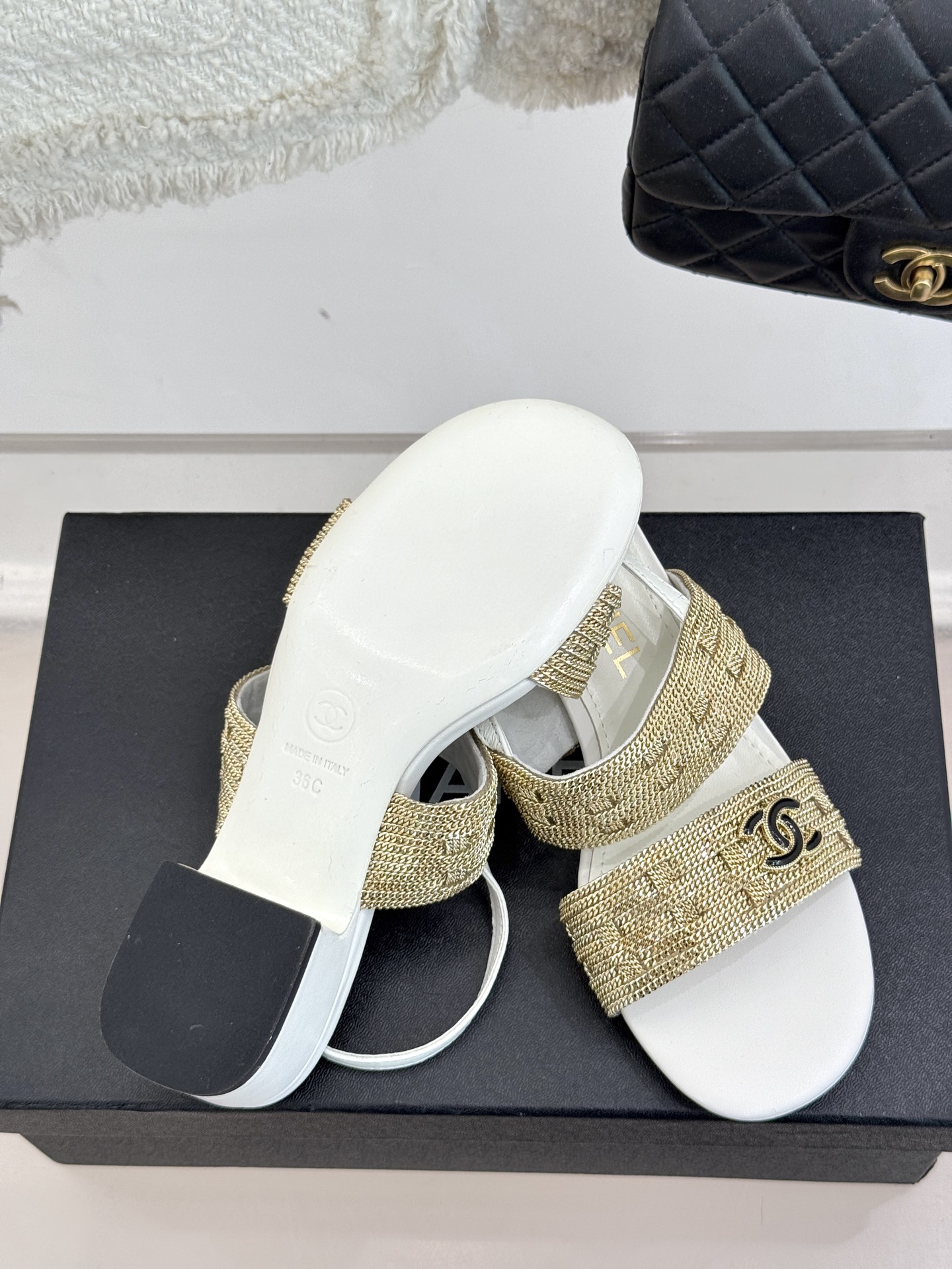 
CHANE*｜小香25。春夏新品 
双C链条⛓️度假风粗跟凉鞋 
今年香奶奶推出了全新夏日度假系列 
