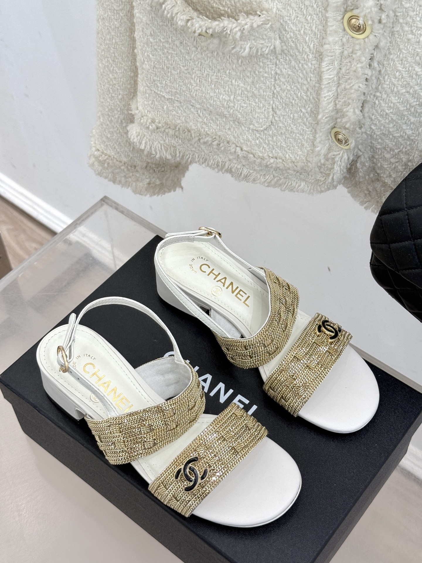 
CHANE*｜小香25。春夏新品 
双C链条⛓️度假风粗跟凉鞋 
今年香奶奶推出了全新夏日度假系列 
