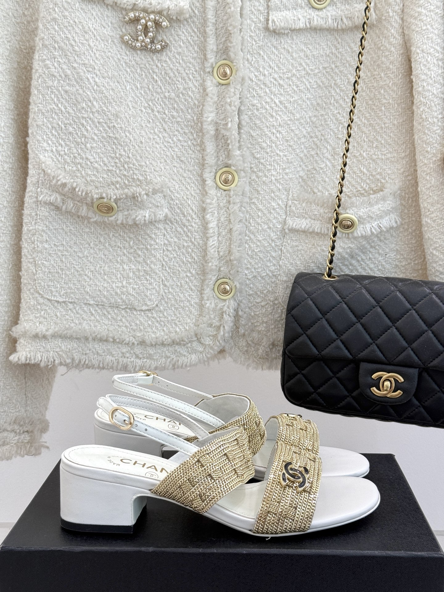 
CHANE*｜小香25。春夏新品 
双C链条⛓️度假风粗跟凉鞋 
今年香奶奶推出了全新夏日度假系列 
