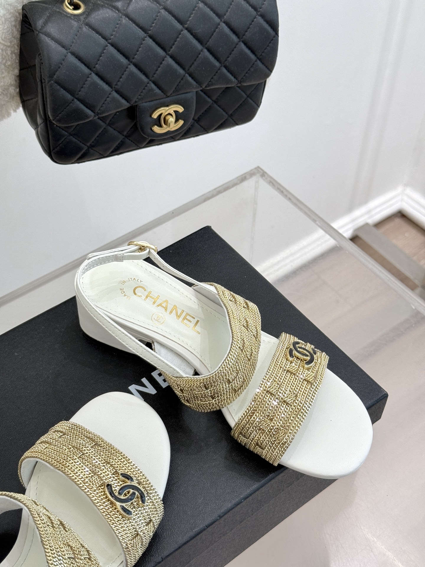 
CHANE*｜小香25。春夏新品 
双C链条⛓️度假风粗跟凉鞋 
今年香奶奶推出了全新夏日度假系列 
