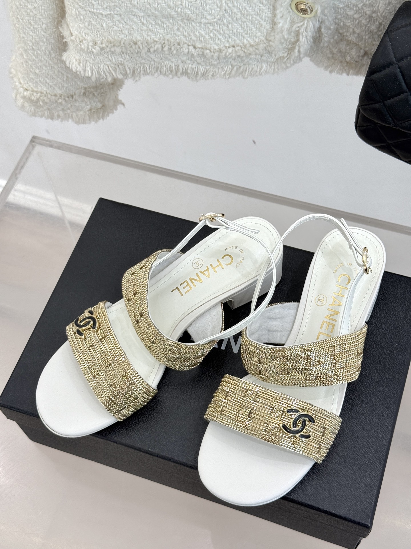 
CHANE*｜小香25。春夏新品 
双C链条⛓️度假风粗跟凉鞋 
今年香奶奶推出了全新夏日度假系列 
