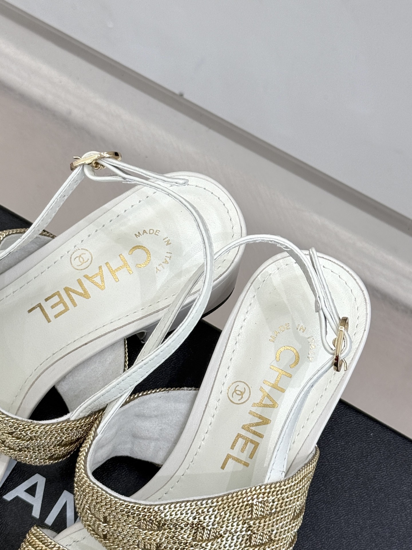 
CHANE*｜小香25。春夏新品 
双C链条⛓️度假风粗跟凉鞋 
今年香奶奶推出了全新夏日度假系列 
