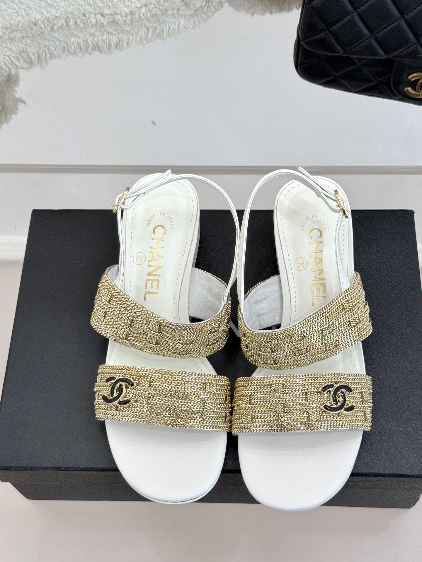 
CHANE*｜小香25。春夏新品 
双C链条⛓️度假风粗跟凉鞋 
今年香奶奶推出了全新夏日度假系列 
