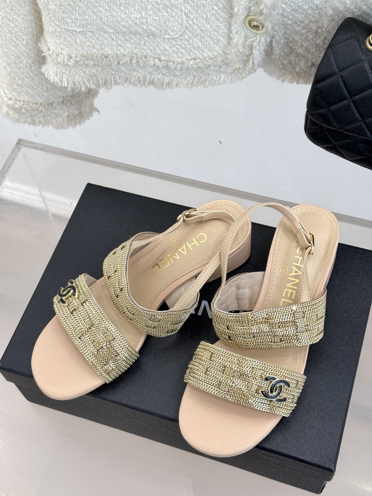 
CHANE*｜小香25。春夏新品 
双C链条⛓️度假风粗跟凉鞋 
今年香奶奶推出了全新夏日度假系列 
