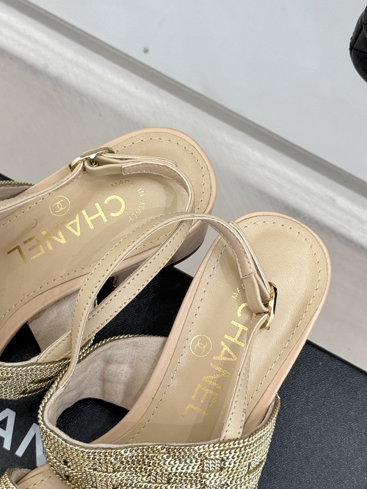 
CHANE*｜小香25。春夏新品 
双C链条⛓️度假风粗跟凉鞋 
今年香奶奶推出了全新夏日度假系列 
