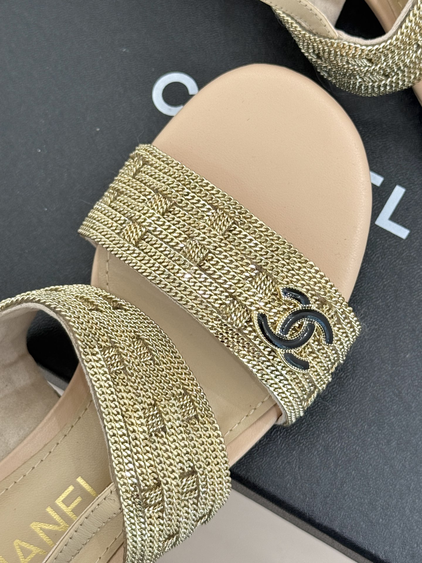 
CHANE*｜小香25。春夏新品 
双C链条⛓️度假风粗跟凉鞋 
今年香奶奶推出了全新夏日度假系列 
