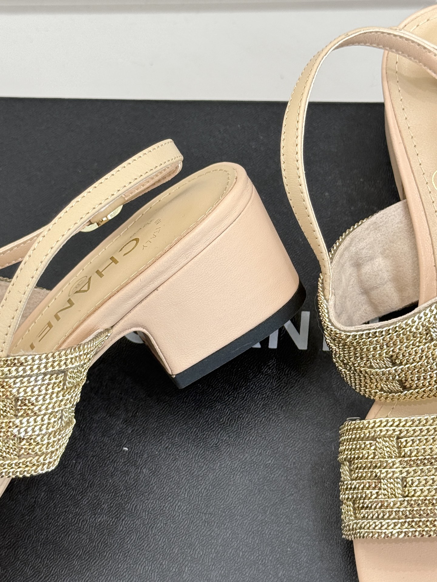 
CHANE*｜小香25。春夏新品 
双C链条⛓️度假风粗跟凉鞋 
今年香奶奶推出了全新夏日度假系列 
