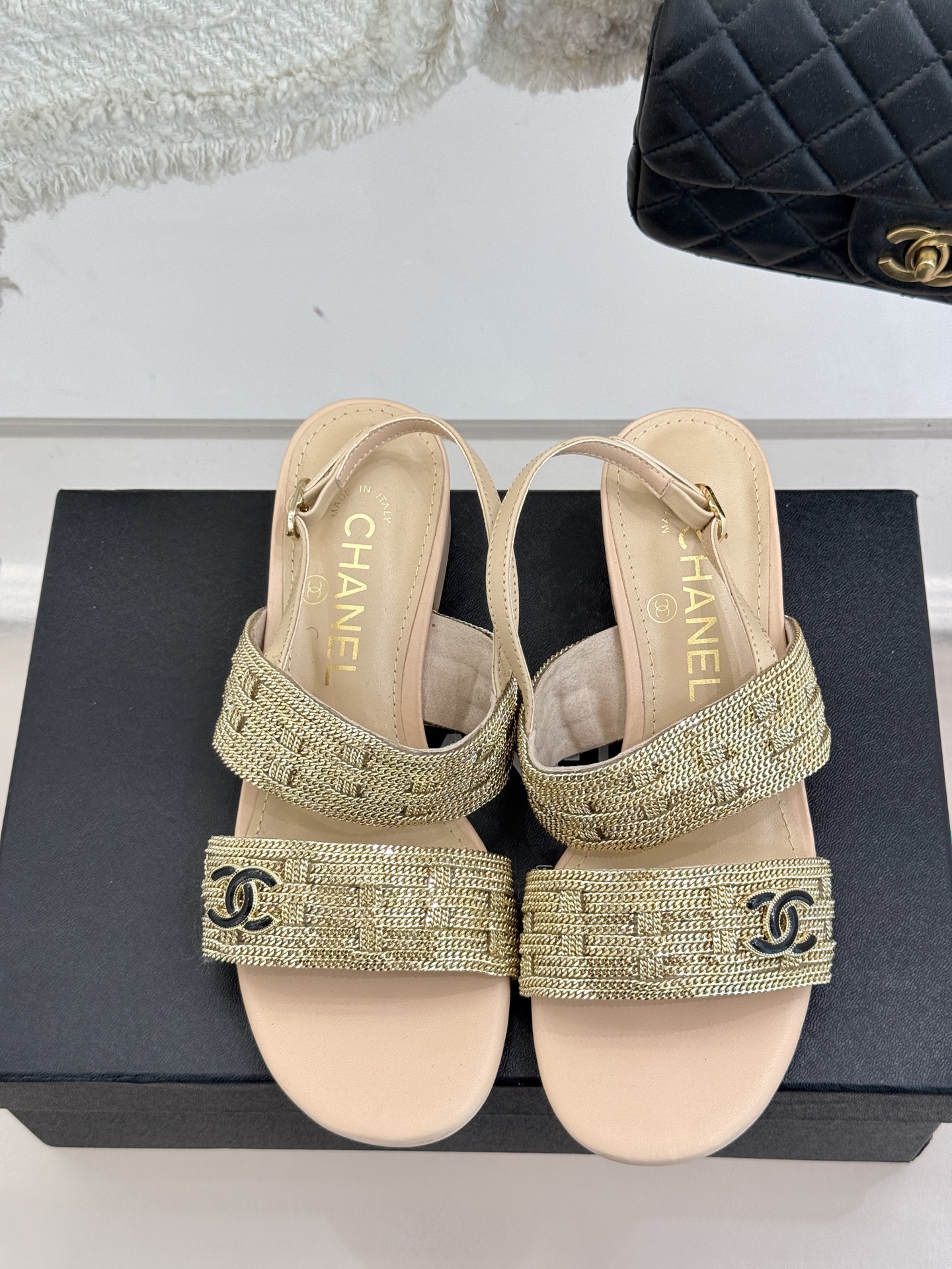 
CHANE*｜小香25。春夏新品 
双C链条⛓️度假风粗跟凉鞋 
今年香奶奶推出了全新夏日度假系列 

