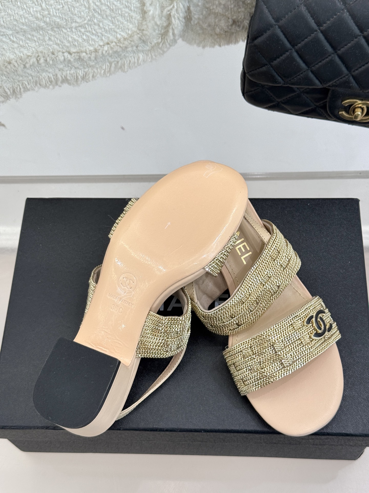 
CHANE*｜小香25。春夏新品 
双C链条⛓️度假风粗跟凉鞋 
今年香奶奶推出了全新夏日度假系列 
