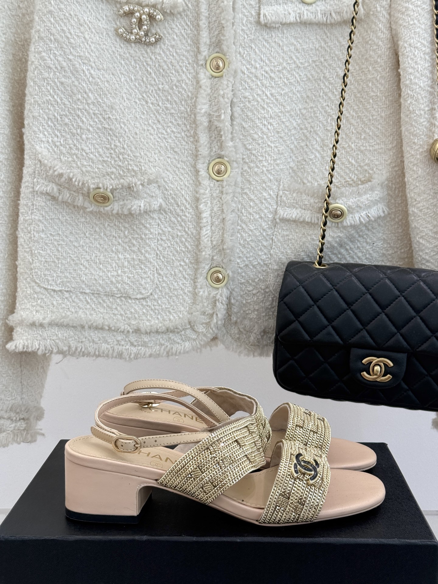 
CHANE*｜小香25。春夏新品 
双C链条⛓️度假风粗跟凉鞋 
今年香奶奶推出了全新夏日度假系列 
