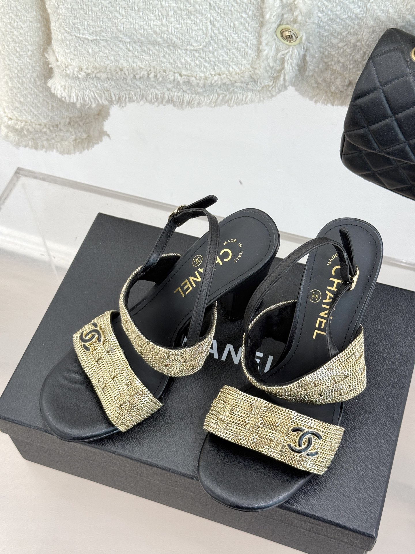 
CHANE*｜小香25。春夏新品 
双C链条⛓️度假风粗跟凉鞋 
今年香奶奶推出了全新夏日度假系列 
