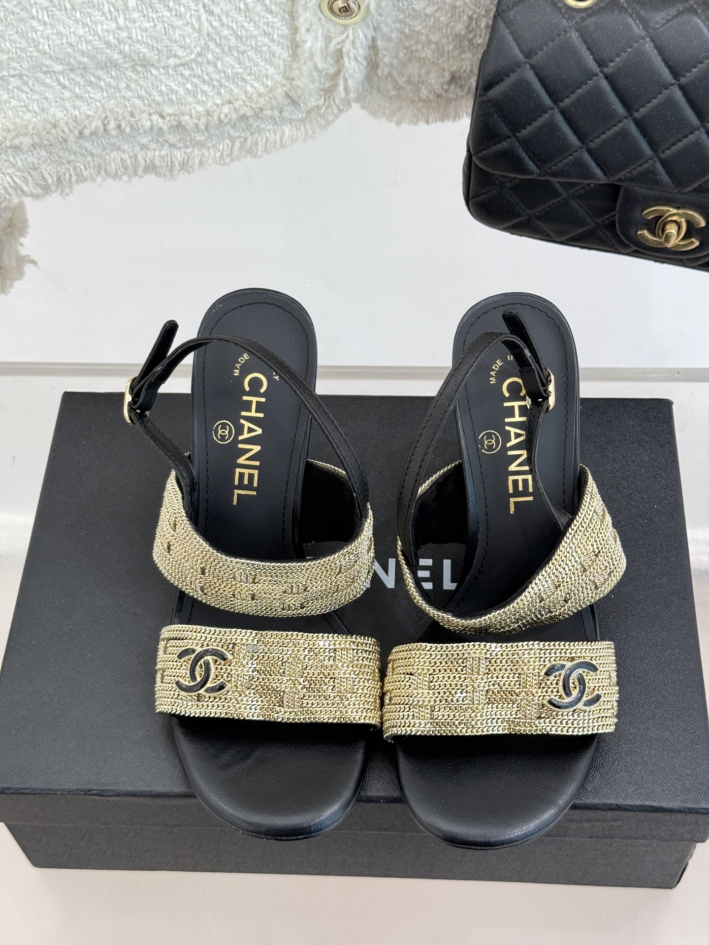 
CHANE*｜小香25。春夏新品 
双C链条⛓️度假风粗跟凉鞋 
今年香奶奶推出了全新夏日度假系列 
