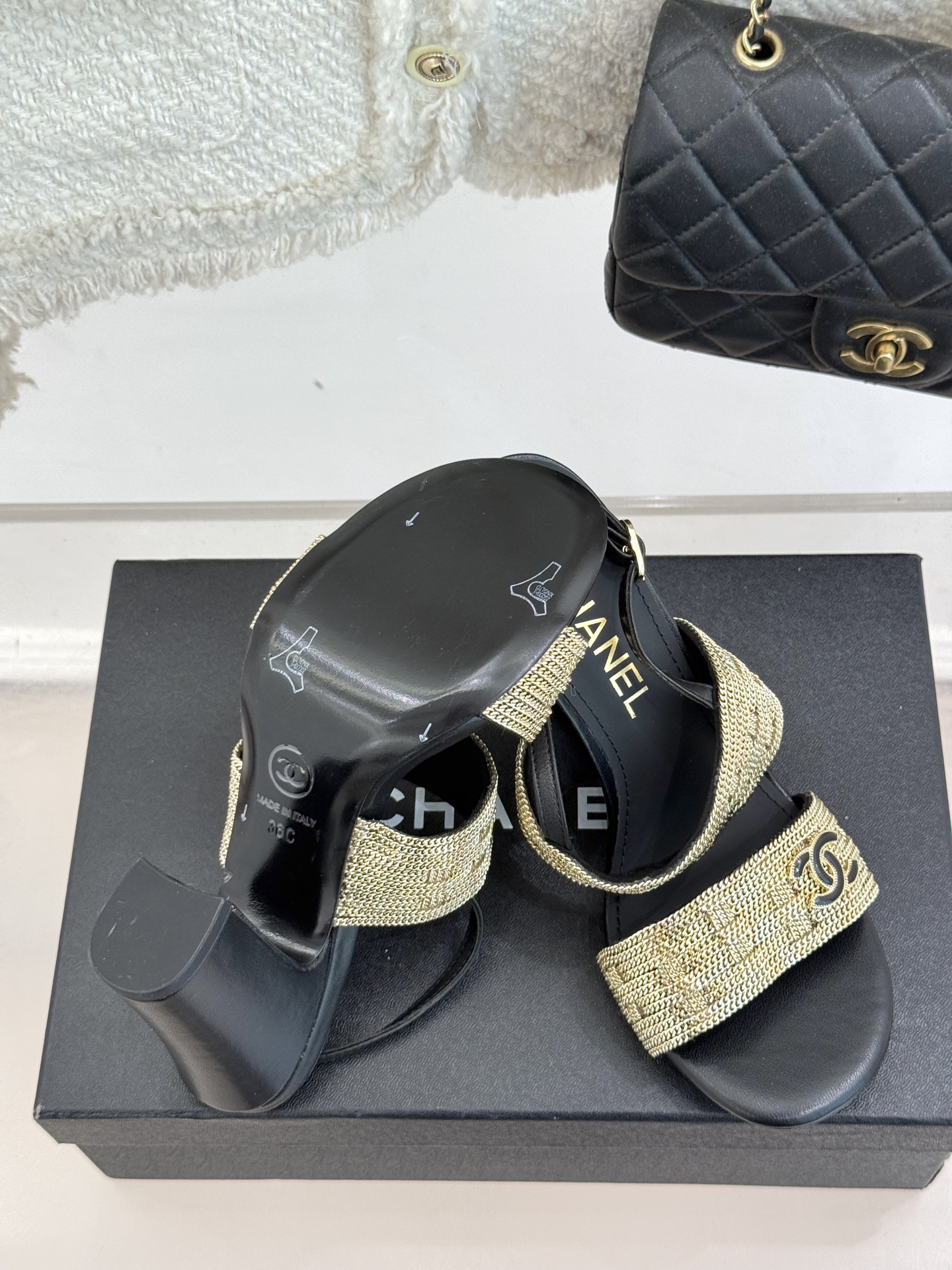 
CHANE*｜小香25。春夏新品 
双C链条⛓️度假风粗跟凉鞋 
今年香奶奶推出了全新夏日度假系列 
