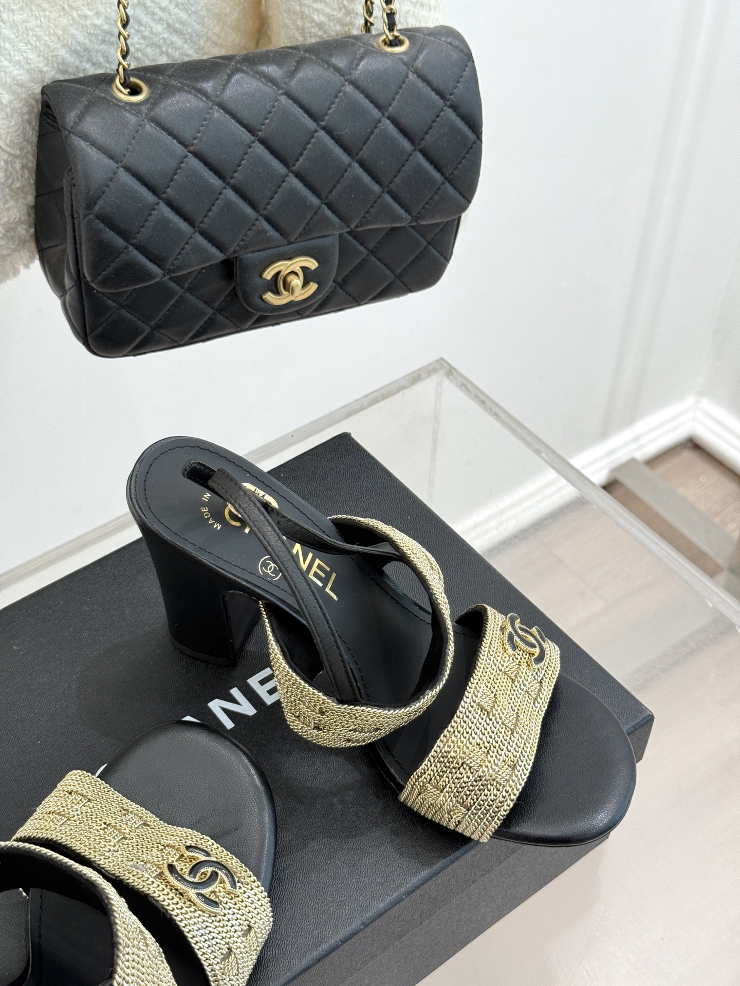 
CHANE*｜小香25。春夏新品 
双C链条⛓️度假风粗跟凉鞋 
今年香奶奶推出了全新夏日度假系列 
