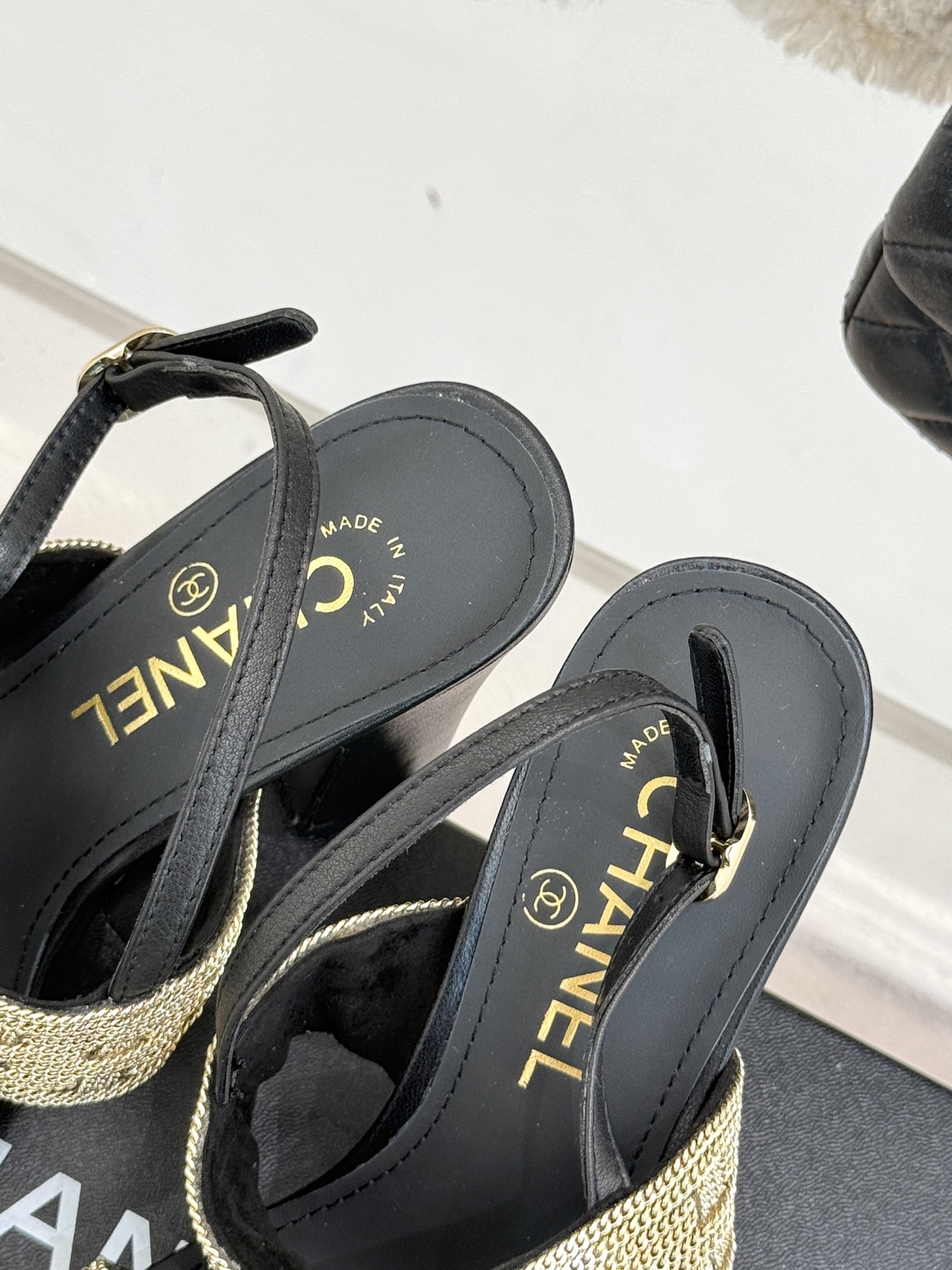 
CHANE*｜小香25。春夏新品 
双C链条⛓️度假风粗跟凉鞋 
今年香奶奶推出了全新夏日度假系列 
