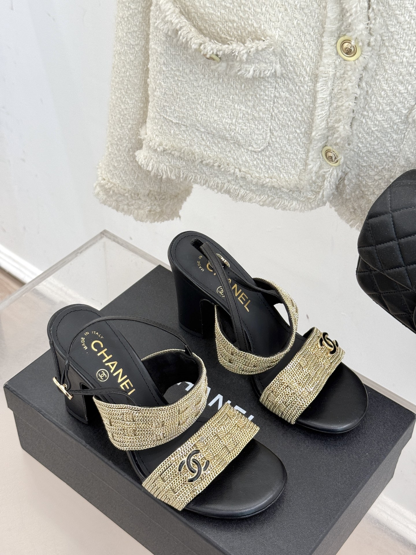 
CHANE*｜小香25。春夏新品 
双C链条⛓️度假风粗跟凉鞋 
今年香奶奶推出了全新夏日度假系列 
