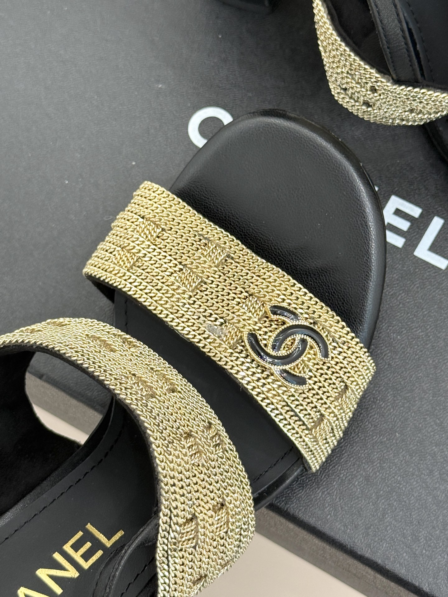 
CHANE*｜小香25。春夏新品 
双C链条⛓️度假风粗跟凉鞋 
今年香奶奶推出了全新夏日度假系列 

