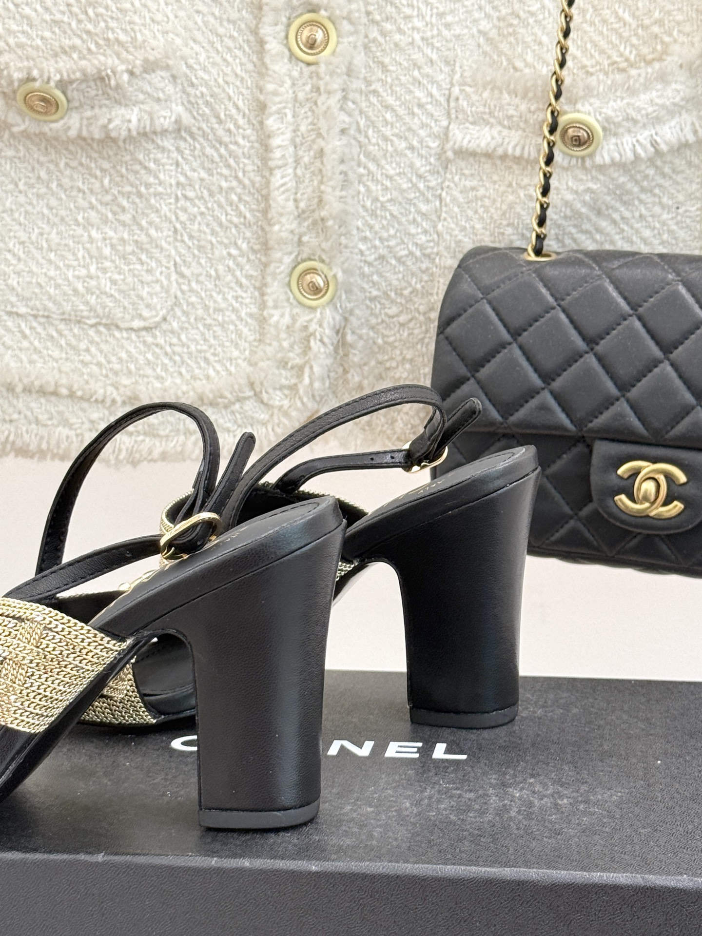 
CHANE*｜小香25。春夏新品 
双C链条⛓️度假风粗跟凉鞋 
今年香奶奶推出了全新夏日度假系列 
