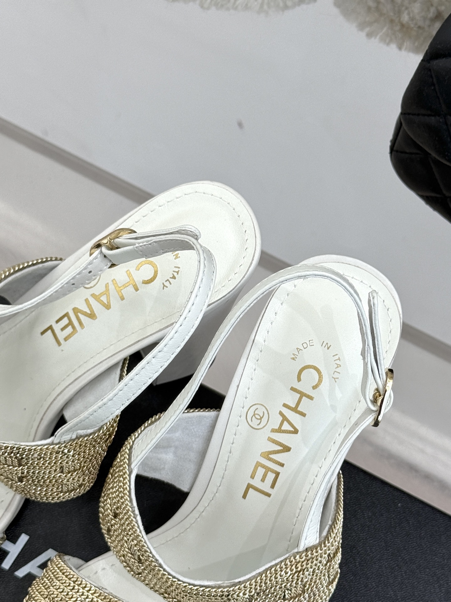 
CHANE*｜小香25。春夏新品 
双C链条⛓️度假风粗跟凉鞋 
今年香奶奶推出了全新夏日度假系列 
