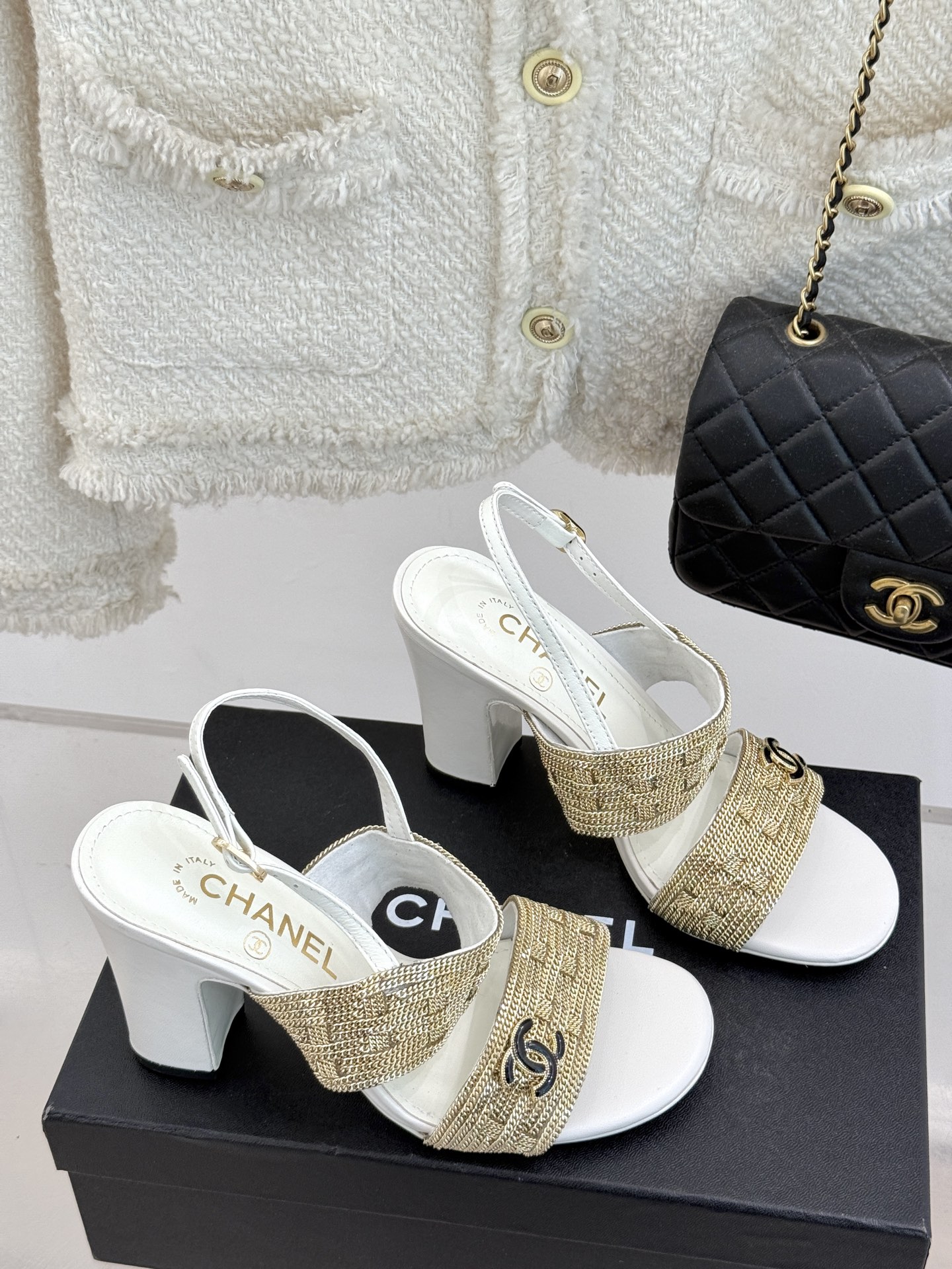 
CHANE*｜小香25。春夏新品 
双C链条⛓️度假风粗跟凉鞋 
今年香奶奶推出了全新夏日度假系列 
