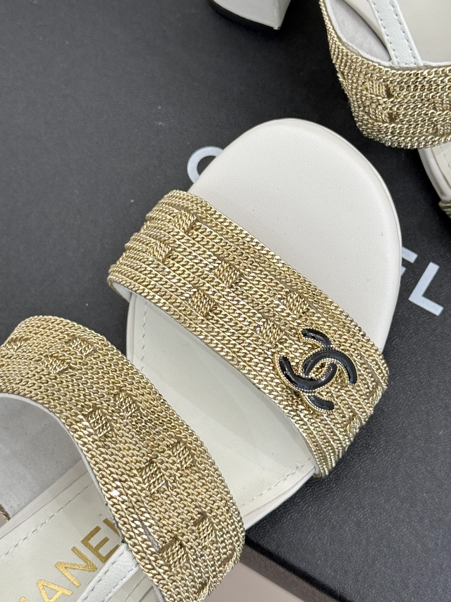
CHANE*｜小香25。春夏新品 
双C链条⛓️度假风粗跟凉鞋 
今年香奶奶推出了全新夏日度假系列 
