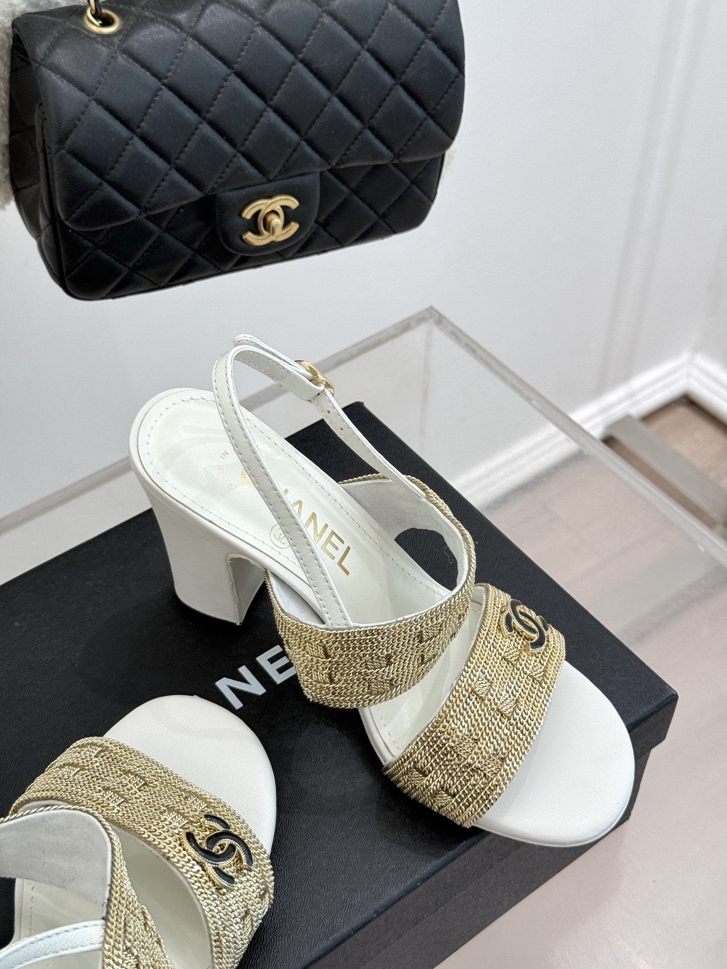 
CHANE*｜小香25。春夏新品 
双C链条⛓️度假风粗跟凉鞋 
今年香奶奶推出了全新夏日度假系列 
