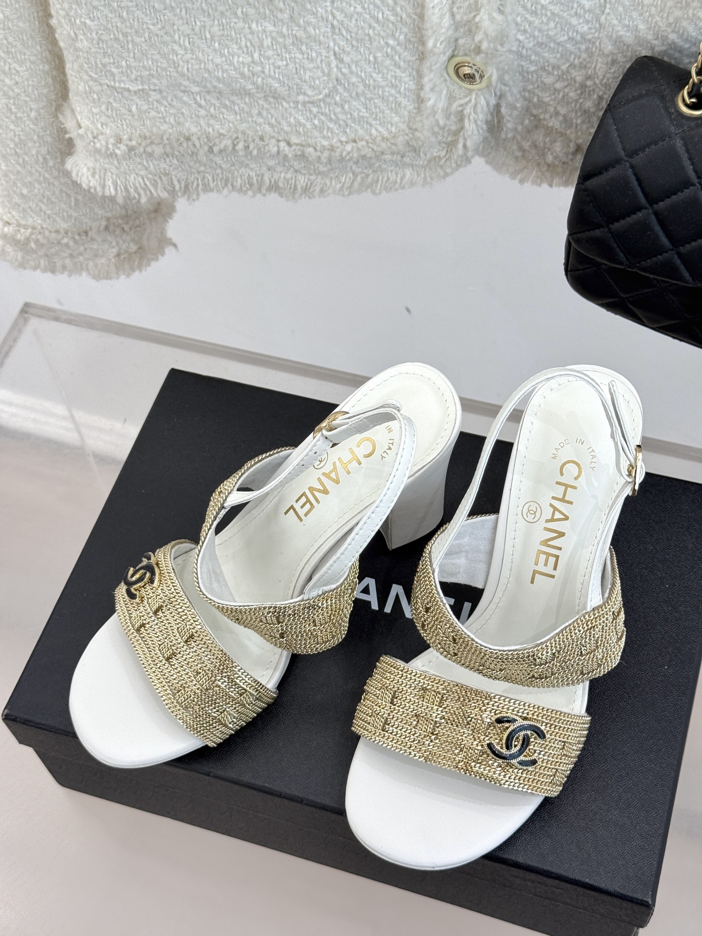 
CHANE*｜小香25。春夏新品 
双C链条⛓️度假风粗跟凉鞋 
今年香奶奶推出了全新夏日度假系列 
