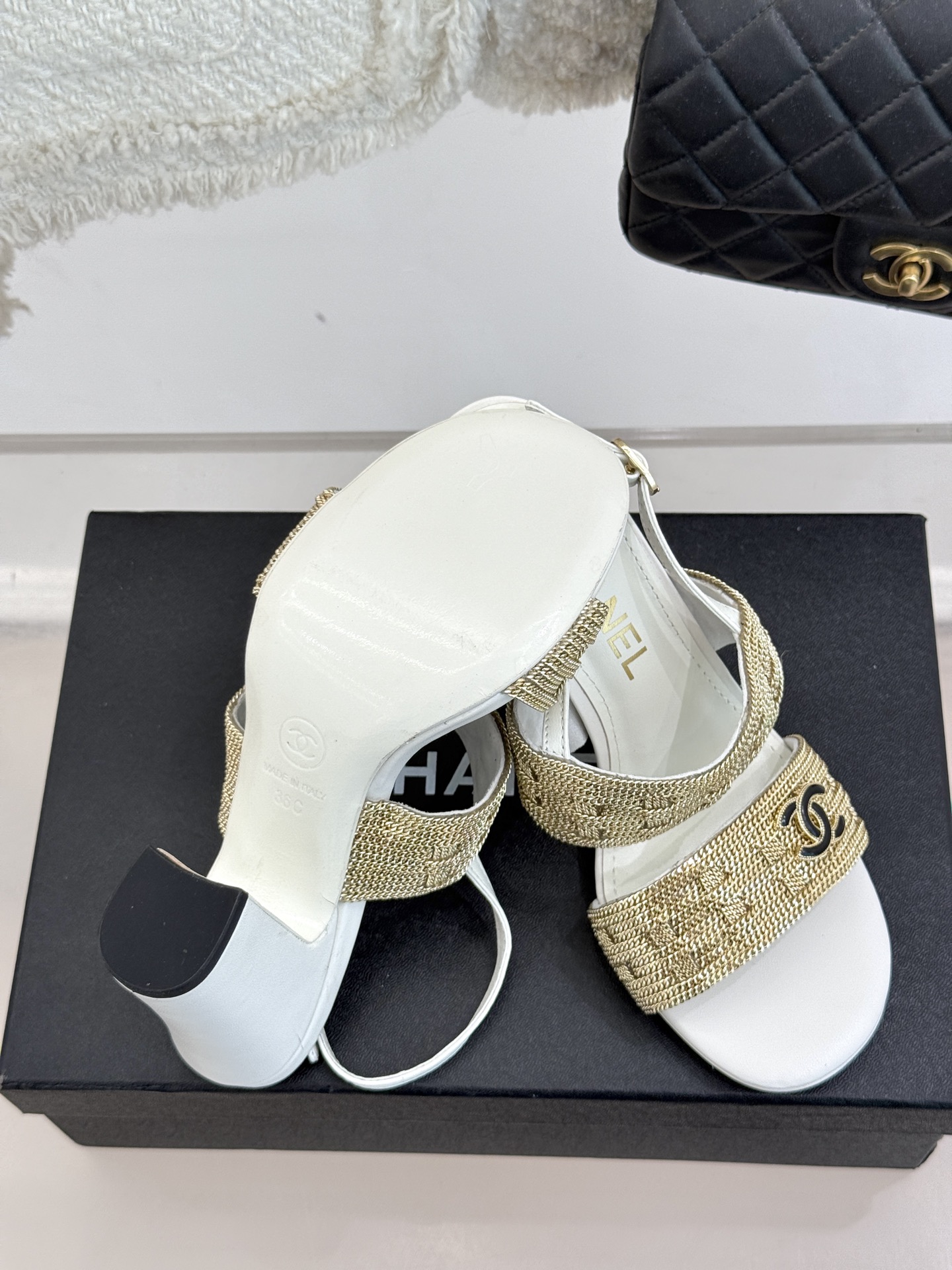 
CHANE*｜小香25。春夏新品 
双C链条⛓️度假风粗跟凉鞋 
今年香奶奶推出了全新夏日度假系列 
