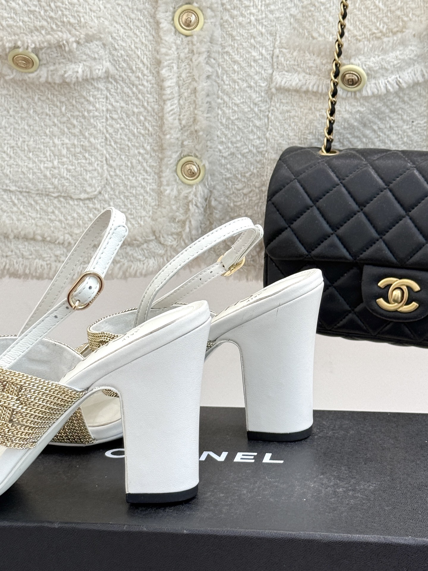 
CHANE*｜小香25。春夏新品 
双C链条⛓️度假风粗跟凉鞋 
今年香奶奶推出了全新夏日度假系列 
