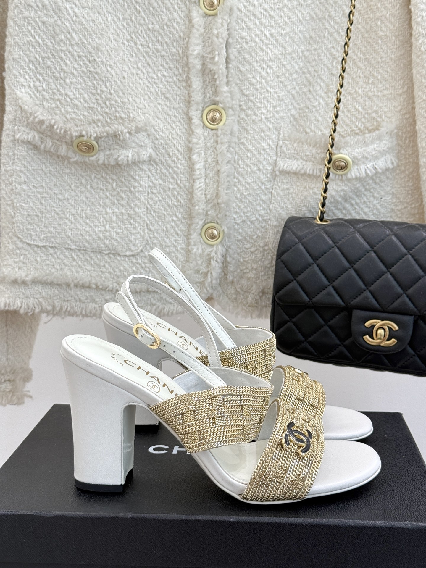 
CHANE*｜小香25。春夏新品 
双C链条⛓️度假风粗跟凉鞋 
今年香奶奶推出了全新夏日度假系列 
