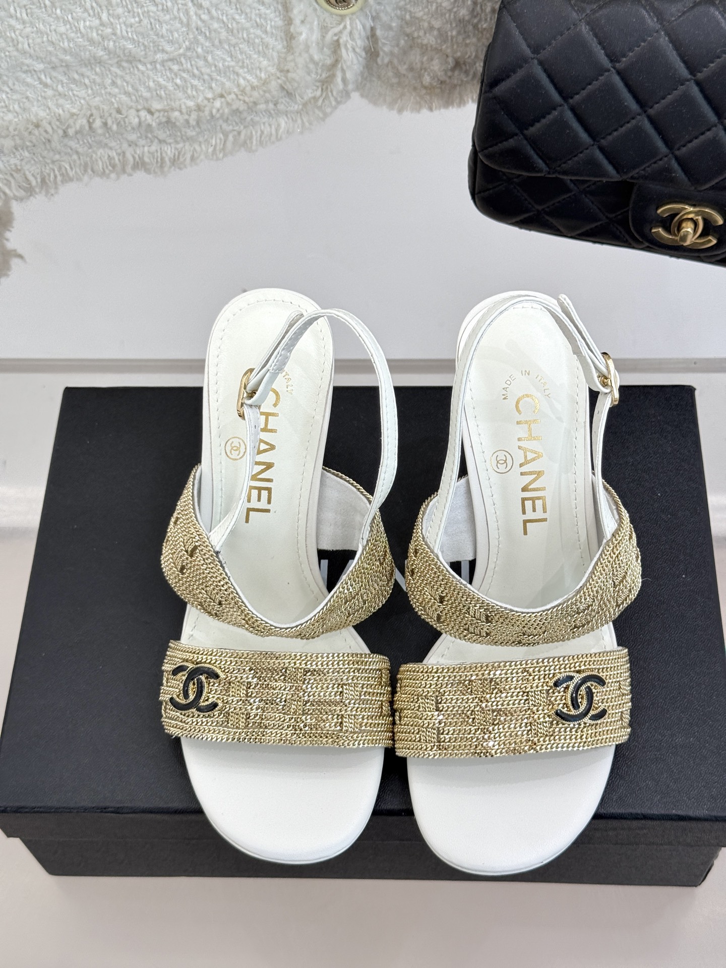 
CHANE*｜小香25。春夏新品 
双C链条⛓️度假风粗跟凉鞋 
今年香奶奶推出了全新夏日度假系列 
