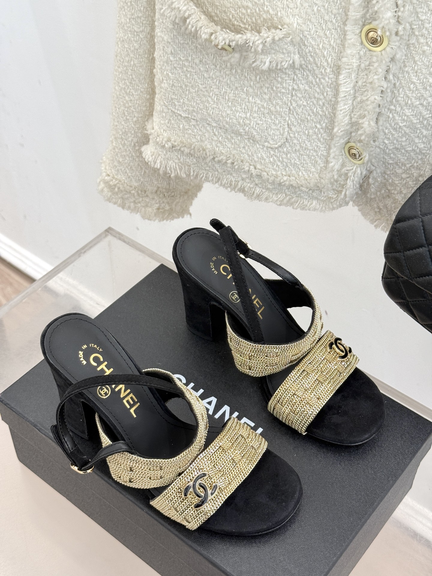 
CHANE*｜小香25。春夏新品 
双C链条⛓️度假风粗跟凉鞋 
今年香奶奶推出了全新夏日度假系列 
