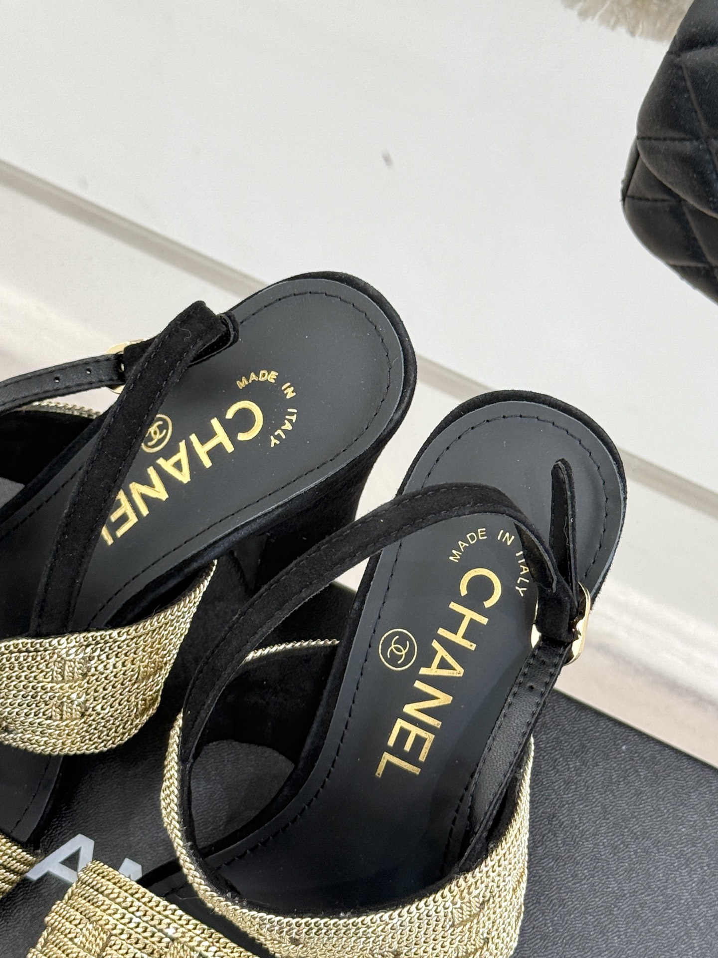 
CHANE*｜小香25。春夏新品 
双C链条⛓️度假风粗跟凉鞋 
今年香奶奶推出了全新夏日度假系列 
