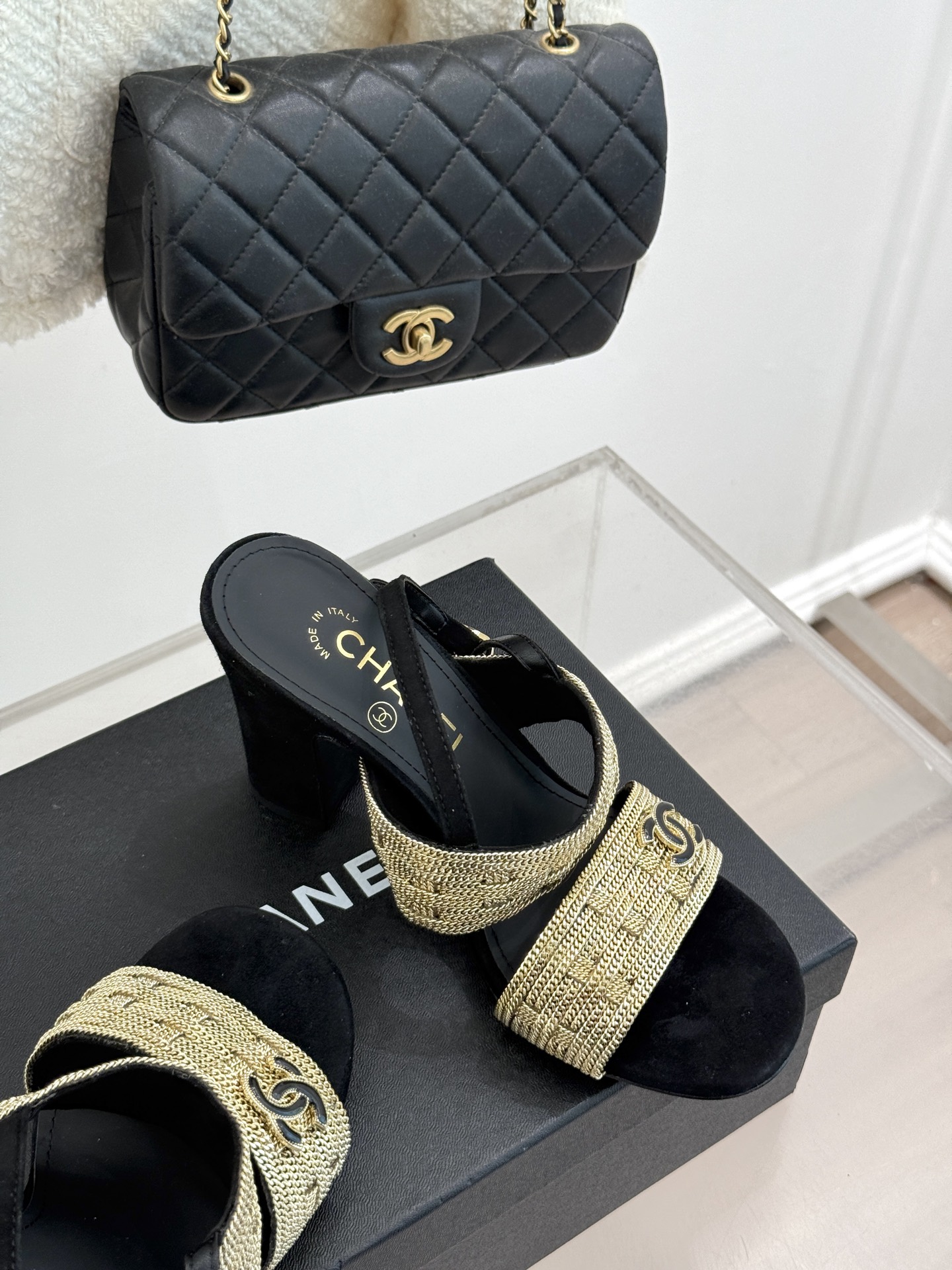 
CHANE*｜小香25。春夏新品 
双C链条⛓️度假风粗跟凉鞋 
今年香奶奶推出了全新夏日度假系列 
