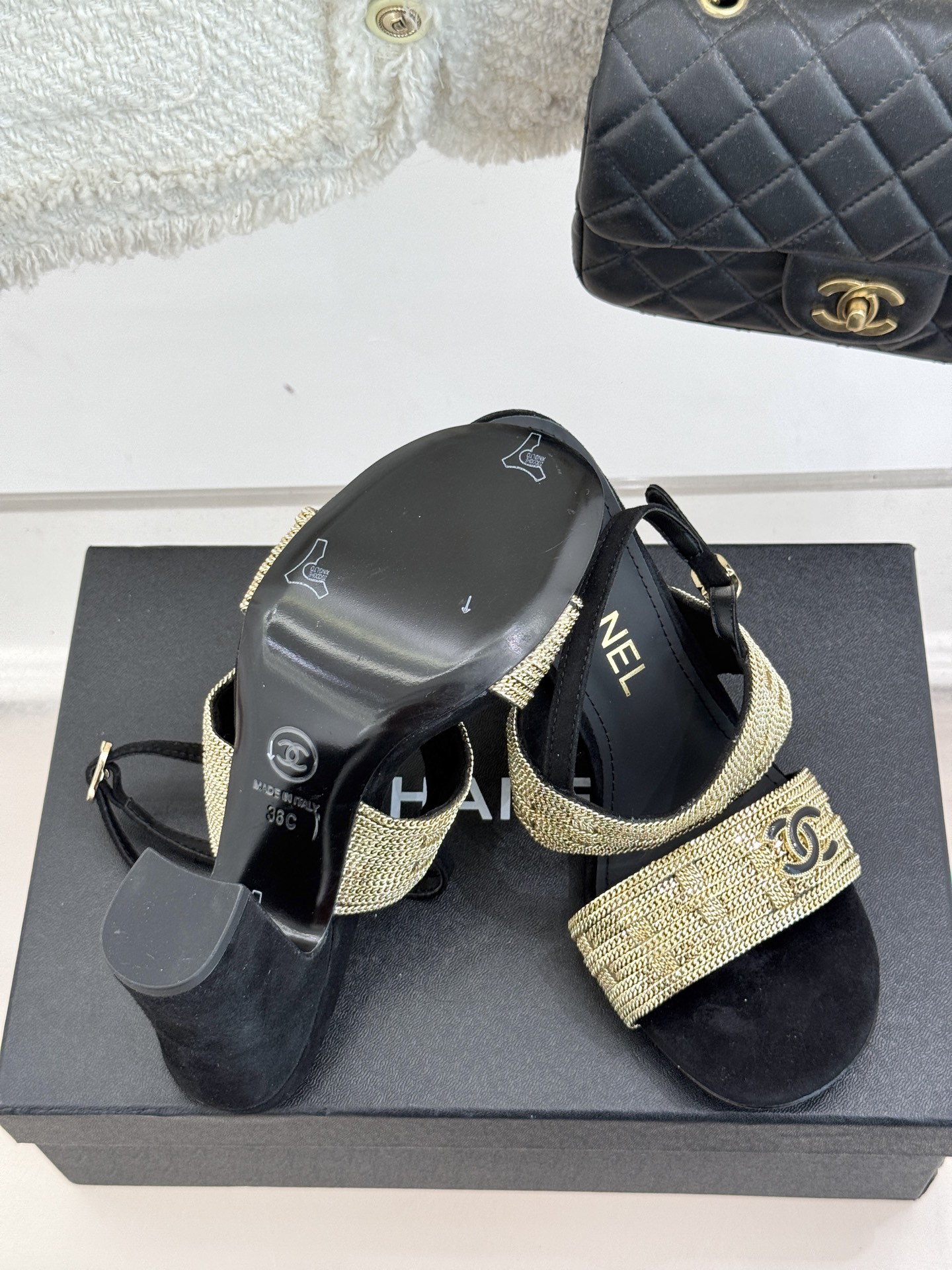 
CHANE*｜小香25。春夏新品 
双C链条⛓️度假风粗跟凉鞋 
今年香奶奶推出了全新夏日度假系列 
