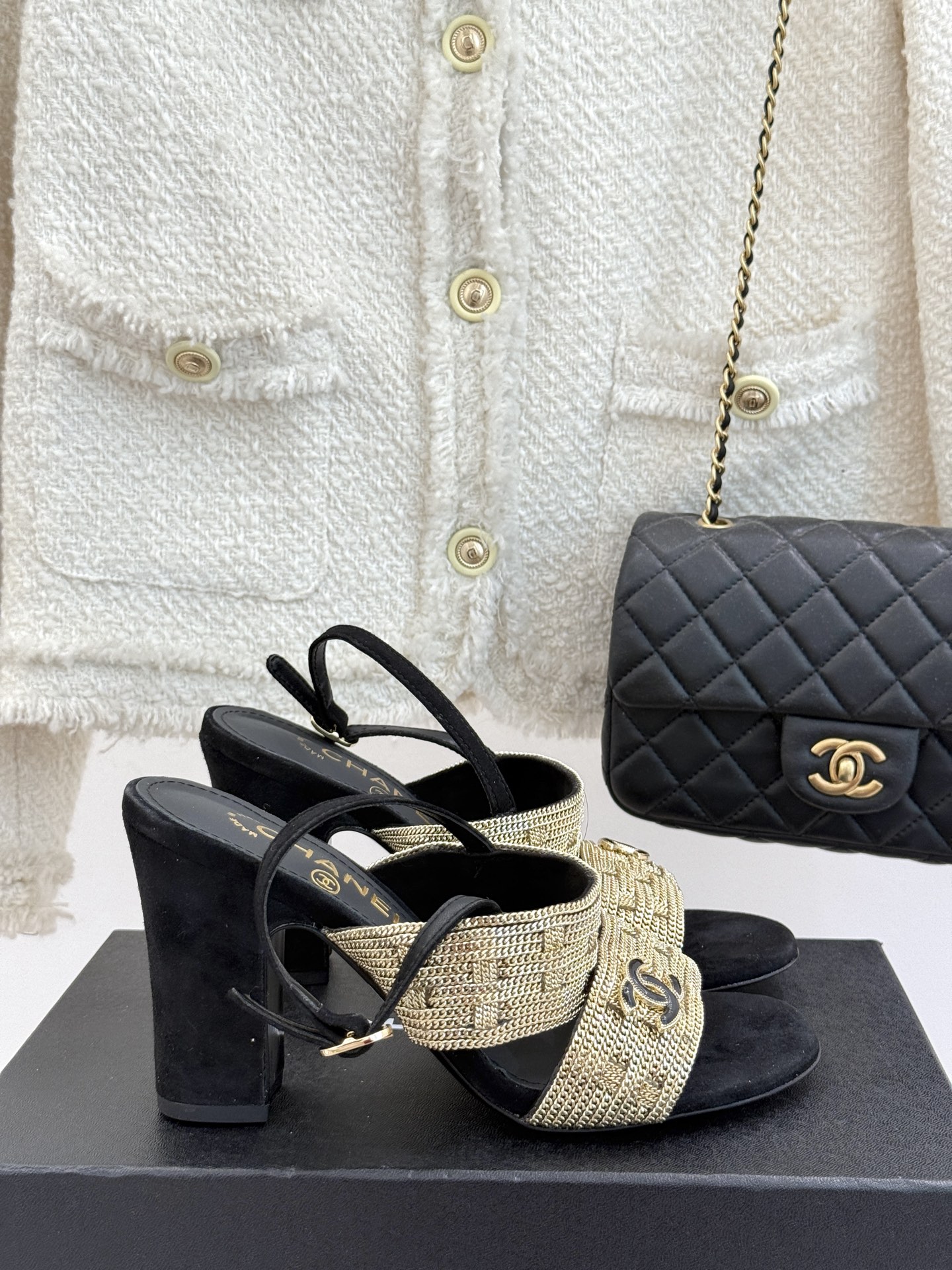 
CHANE*｜小香25。春夏新品 
双C链条⛓️度假风粗跟凉鞋 
今年香奶奶推出了全新夏日度假系列 
