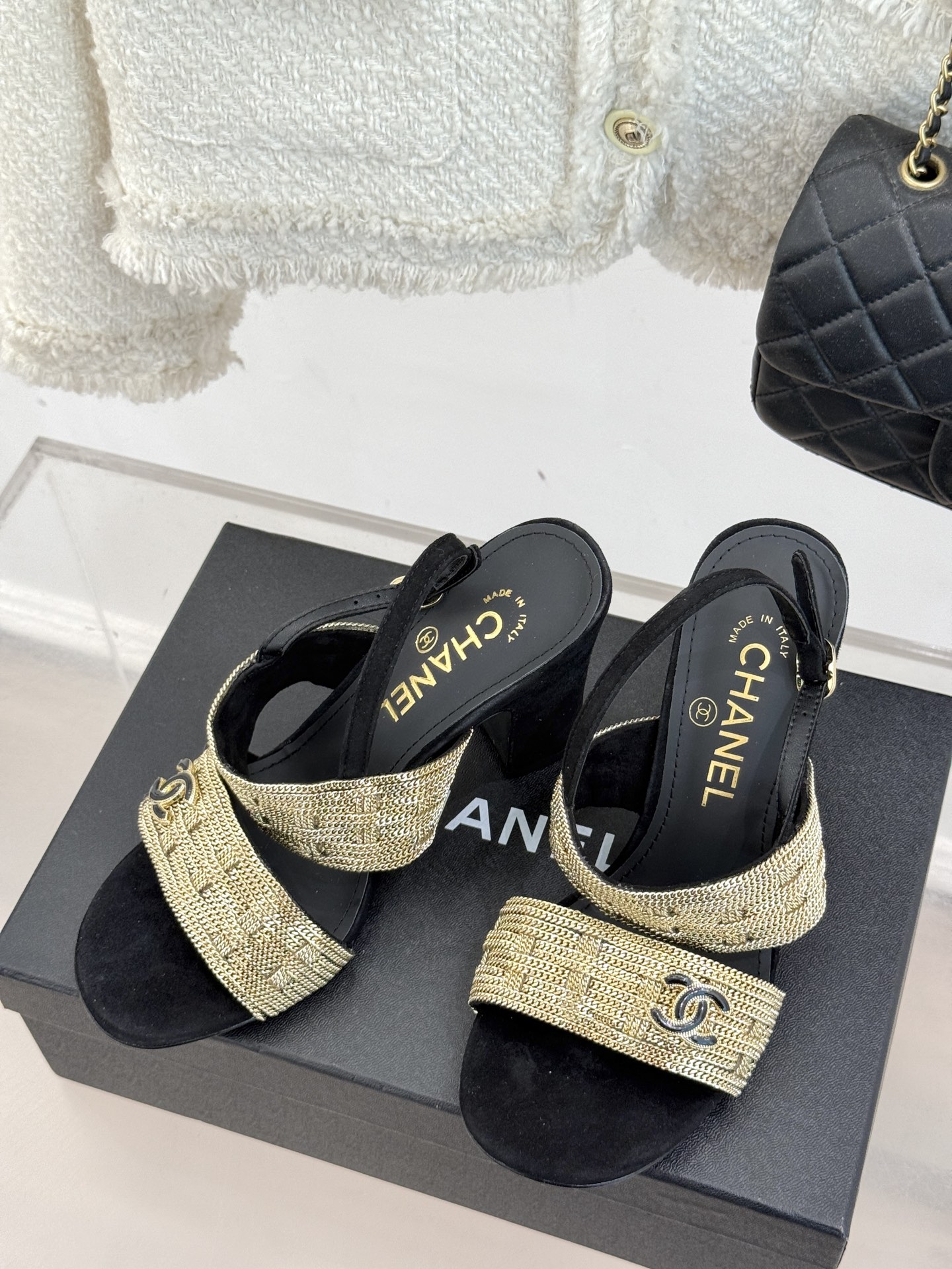 
CHANE*｜小香25。春夏新品 
双C链条⛓️度假风粗跟凉鞋 
今年香奶奶推出了全新夏日度假系列 
