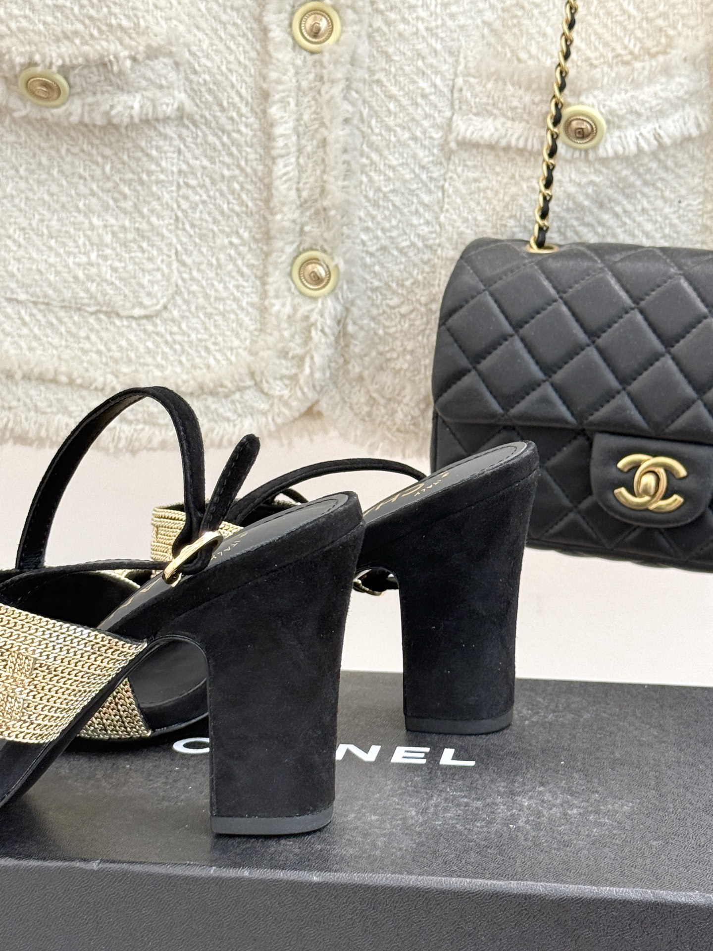 
CHANE*｜小香25。春夏新品 
双C链条⛓️度假风粗跟凉鞋 
今年香奶奶推出了全新夏日度假系列 
