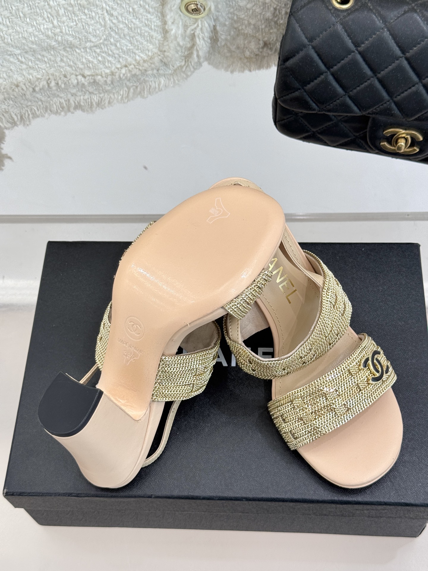 
CHANE*｜小香25。春夏新品 
双C链条⛓️度假风粗跟凉鞋 
今年香奶奶推出了全新夏日度假系列 
