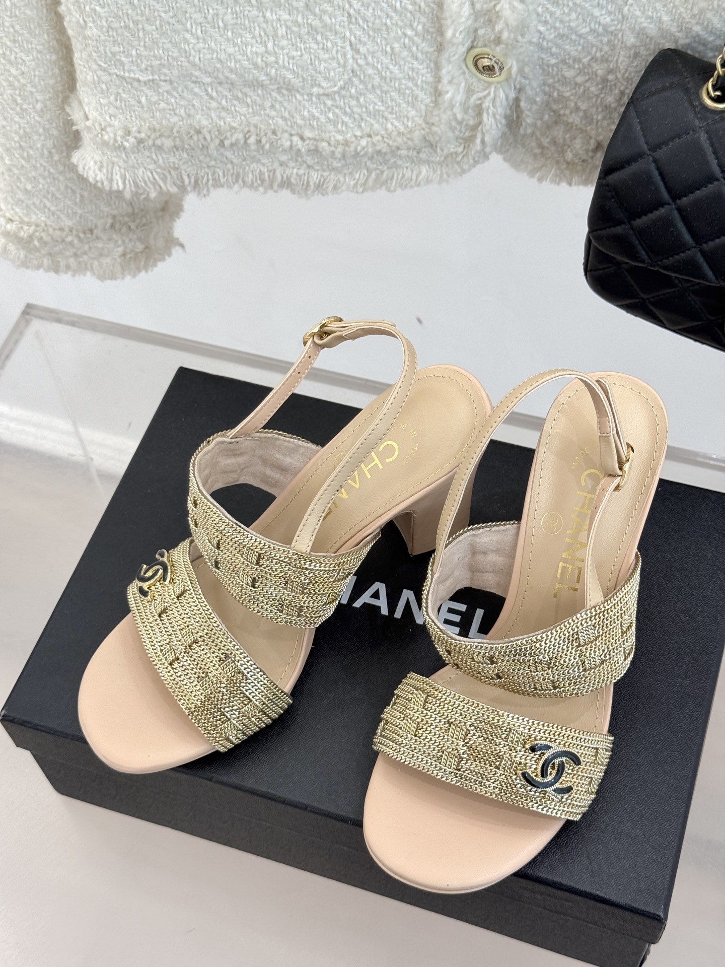 
CHANE*｜小香25。春夏新品 
双C链条⛓️度假风粗跟凉鞋 
今年香奶奶推出了全新夏日度假系列 
