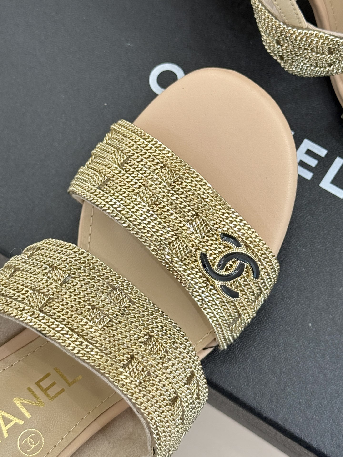 
CHANE*｜小香25。春夏新品 
双C链条⛓️度假风粗跟凉鞋 
今年香奶奶推出了全新夏日度假系列 
