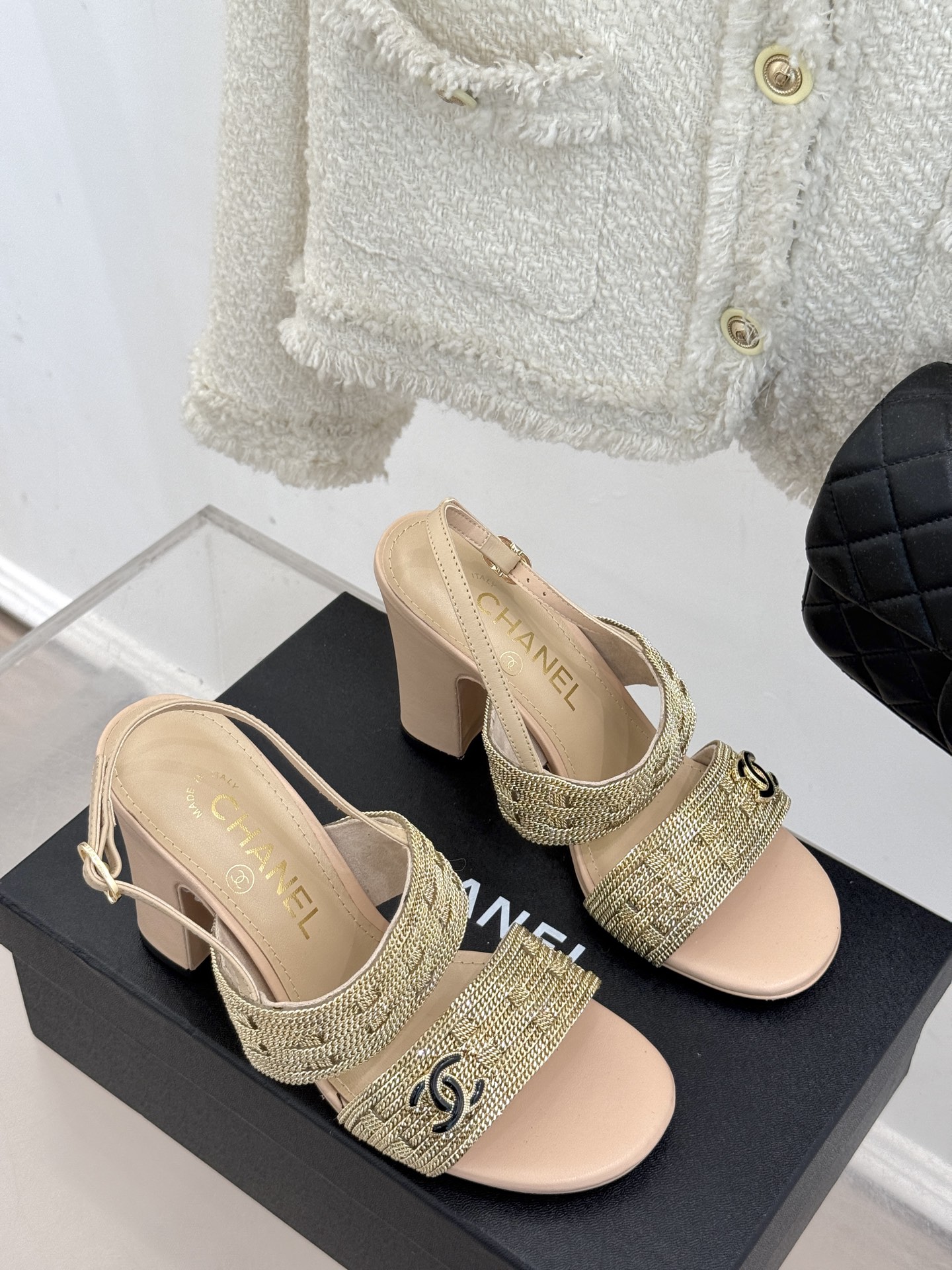 
CHANE*｜小香25。春夏新品 
双C链条⛓️度假风粗跟凉鞋 
今年香奶奶推出了全新夏日度假系列 
