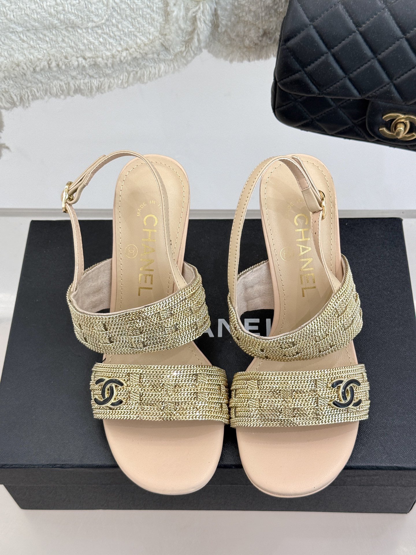 
CHANE*｜小香25。春夏新品 
双C链条⛓️度假风粗跟凉鞋 
今年香奶奶推出了全新夏日度假系列 
