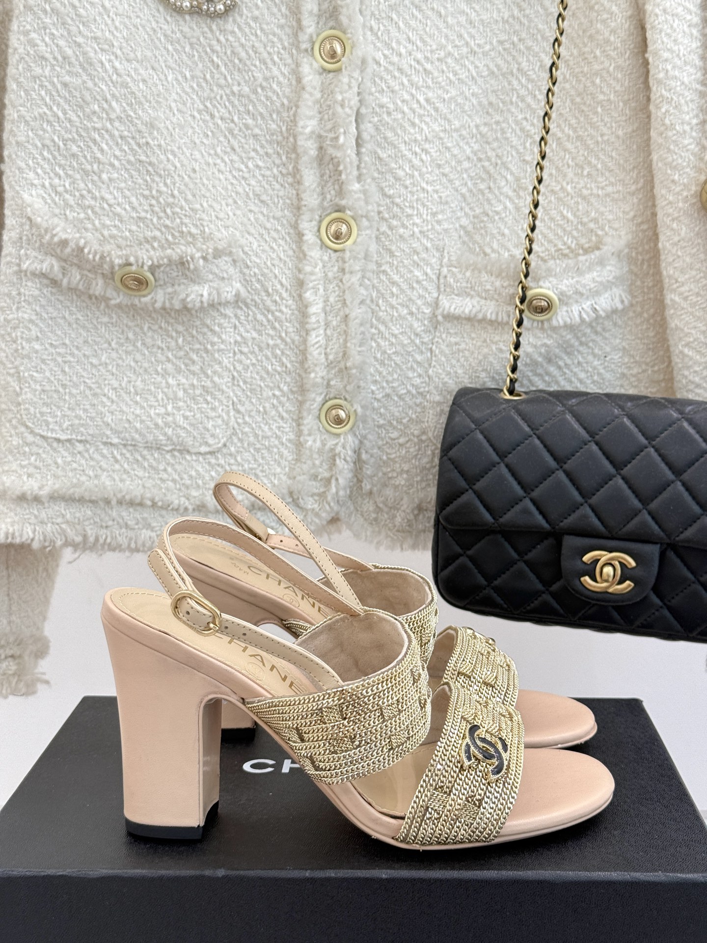 
CHANE*｜小香25。春夏新品 
双C链条⛓️度假风粗跟凉鞋 
今年香奶奶推出了全新夏日度假系列 
