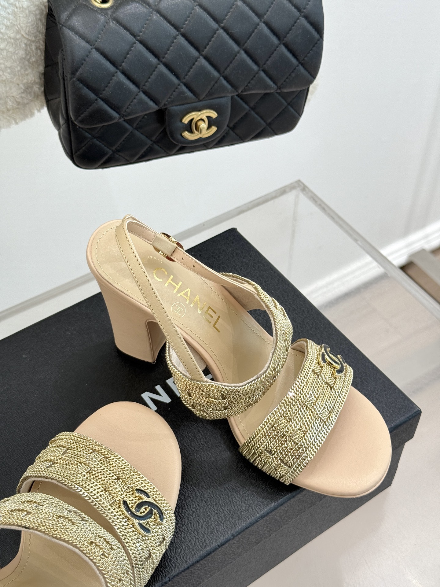 
CHANE*｜小香25。春夏新品 
双C链条⛓️度假风粗跟凉鞋 
今年香奶奶推出了全新夏日度假系列 
