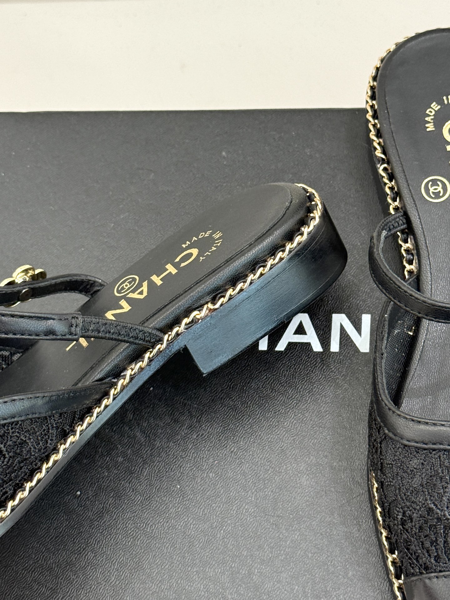 
CHANE*｜小香25。春夏新品
链条蕾丝山茶花蝴平底半拖拖鞋
这一季的网纱蕾丝美得让人窒息！
蕾丝给